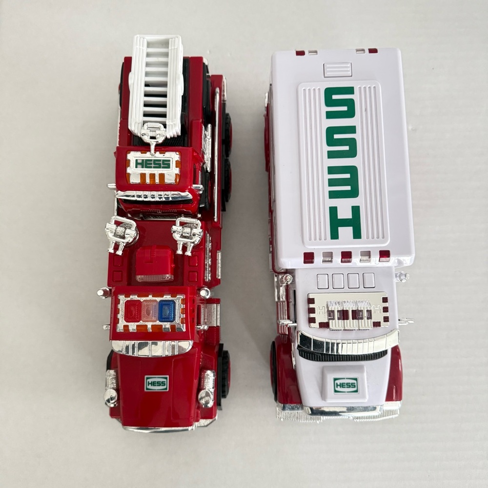Hess Ambulance and Rescue Truck 2020/Hess Fire Truck and Ladder Rescue Set 2015 - Picture 6 of 17